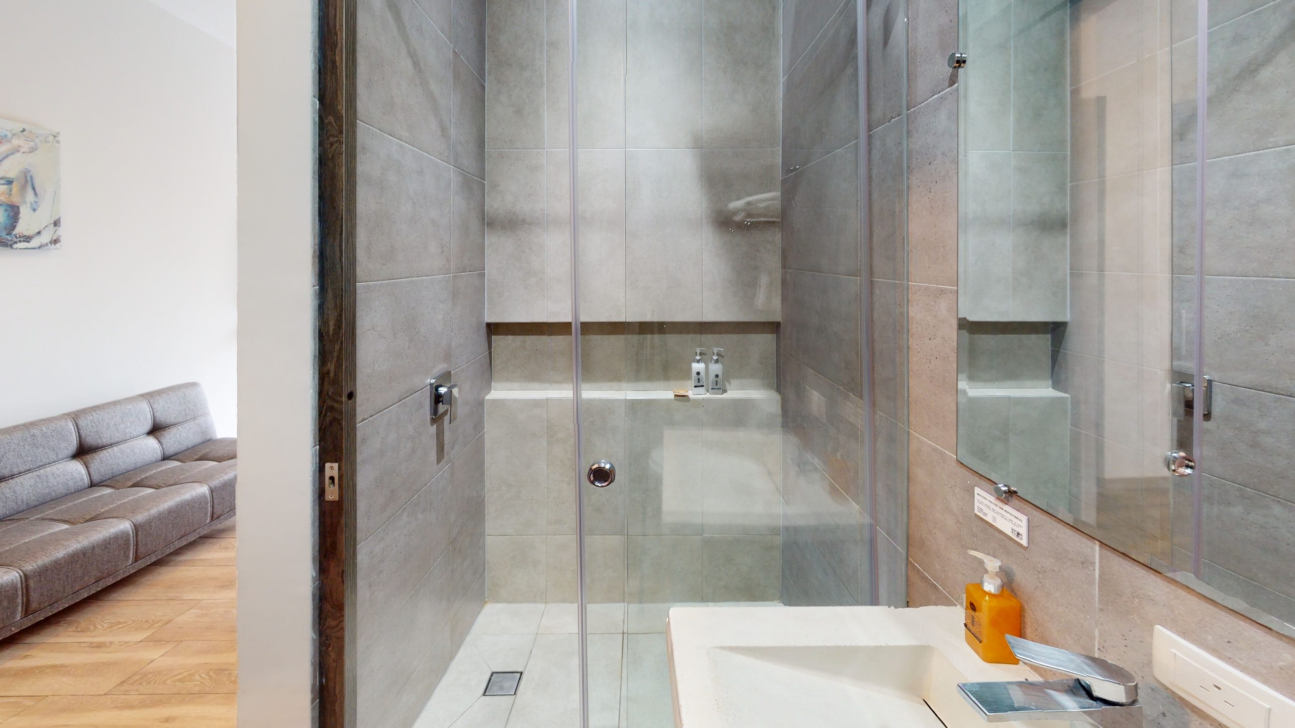 DELUXE-TWIN-Bathroom